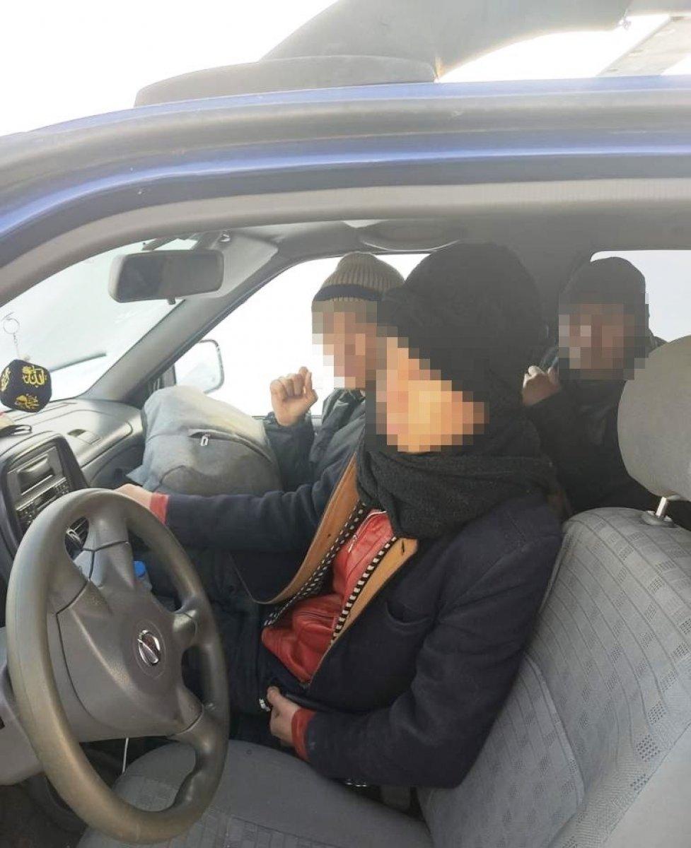 Van’da bir kamyonetten 18 kaçak göçmen çıktı