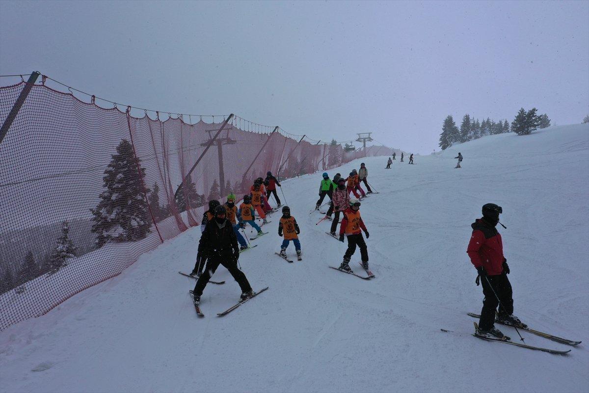 Ilgaz Dağı'nda minik kayakçıların soğuk hava ve fırtına altında eğitimi