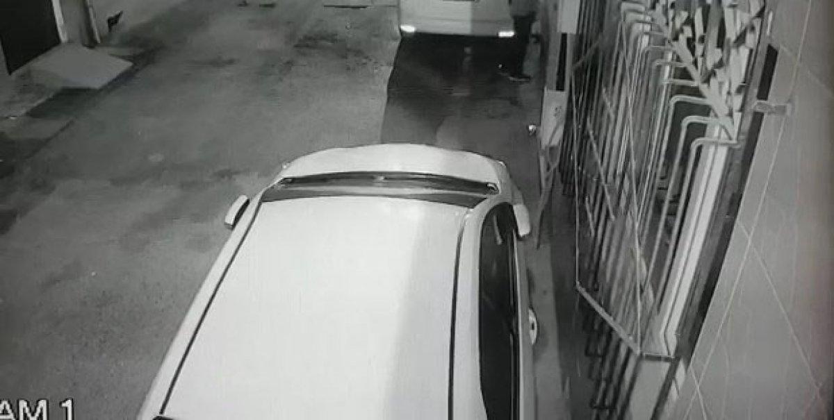 Bursa'da hırsızlara karşı taktırdığı demir kapı çalındı