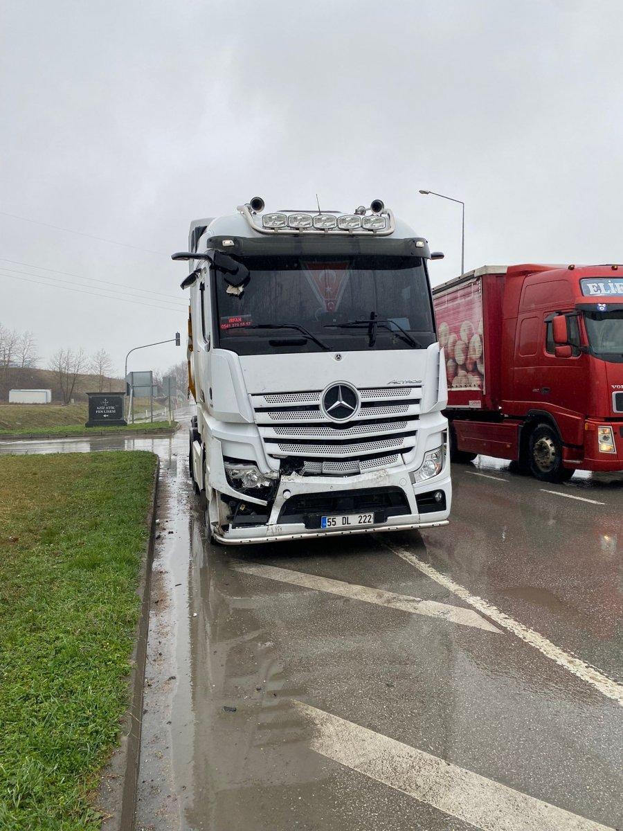 Samsun'da tır, kırmızı ışıktaki kamyonete çarptı