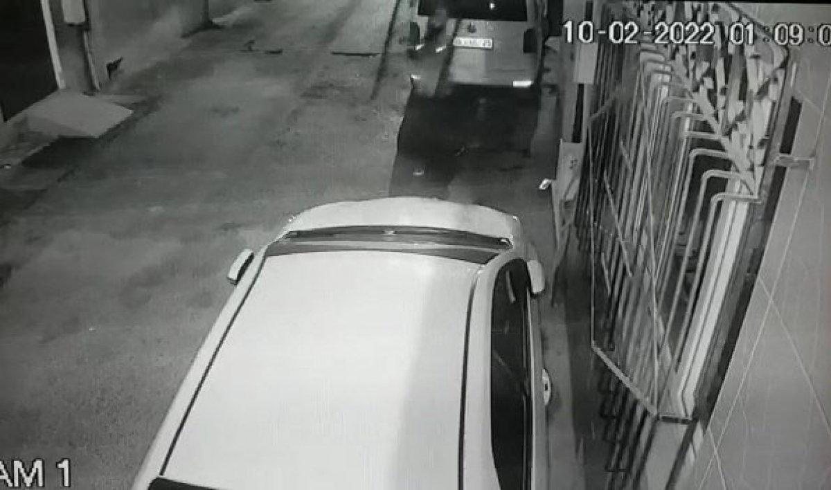 Bursa'da hırsızlara karşı taktırdığı demir kapı çalındı