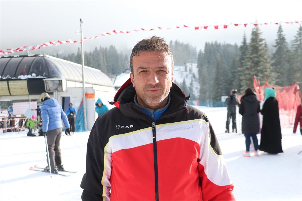 Ilgaz Dağı'nda minik kayakçıların soğuk hava ve fırtına altında eğitimi