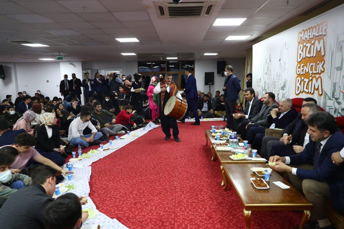 Binali Yıldırım Sıra Gecesi’nde gençlerle buluştu