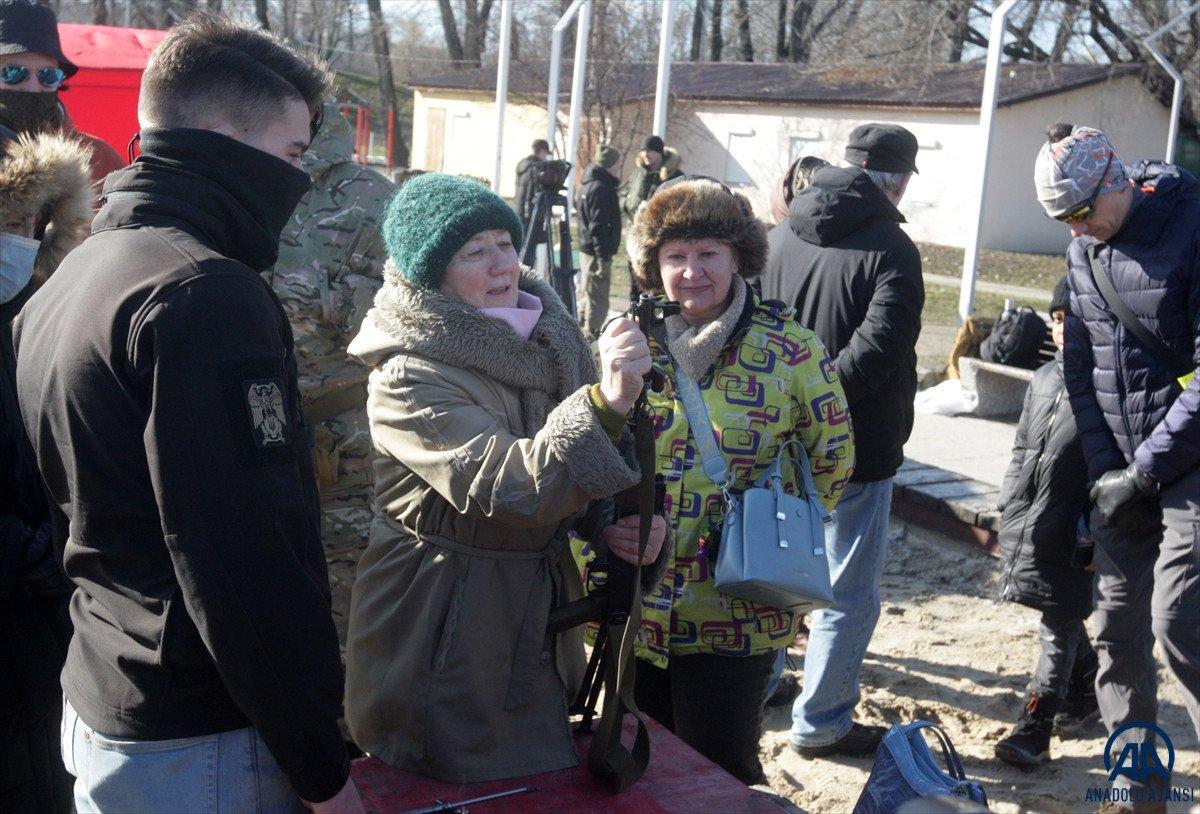 Ukrayna'da sivillere askeri eğitim
