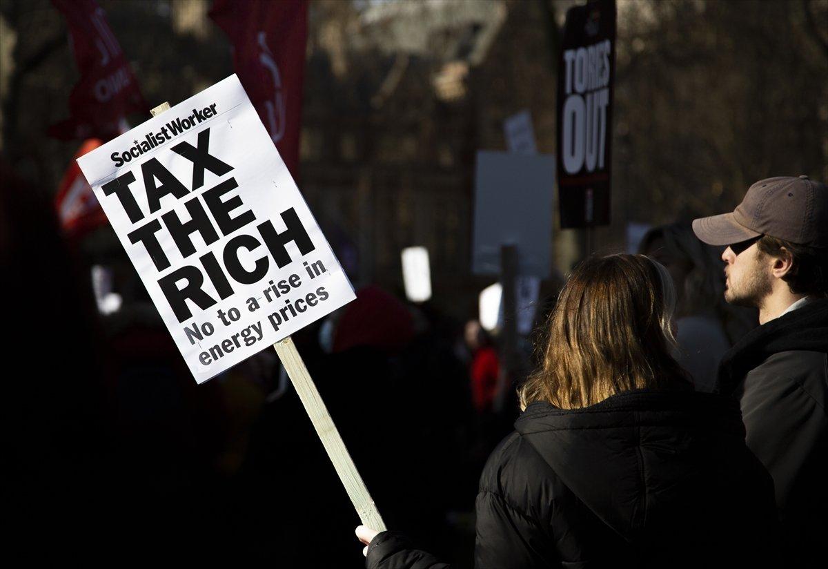 İngiltere'de enerji faturaları ve gıda fiyatlarındaki artış protesto edildi