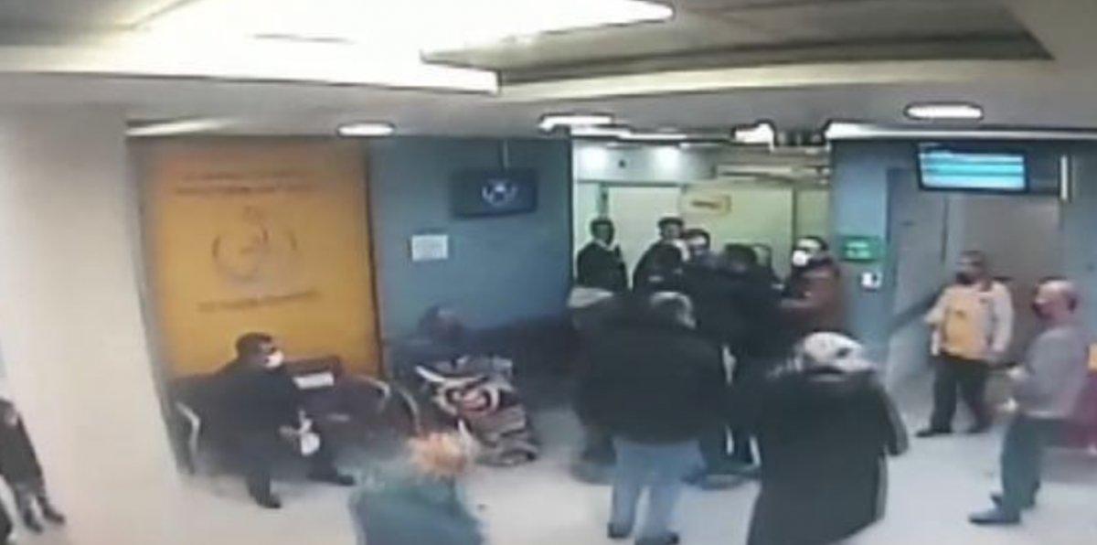 Fatih'te 4 şahıs sağlıkçılara saldırdı