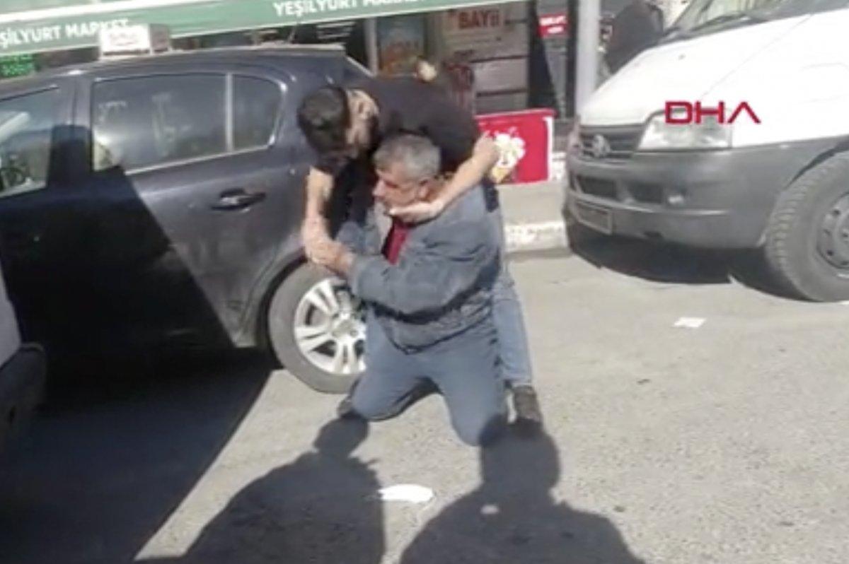 Beyoğlu'nda sokak ortasında 'borç' arbedesi