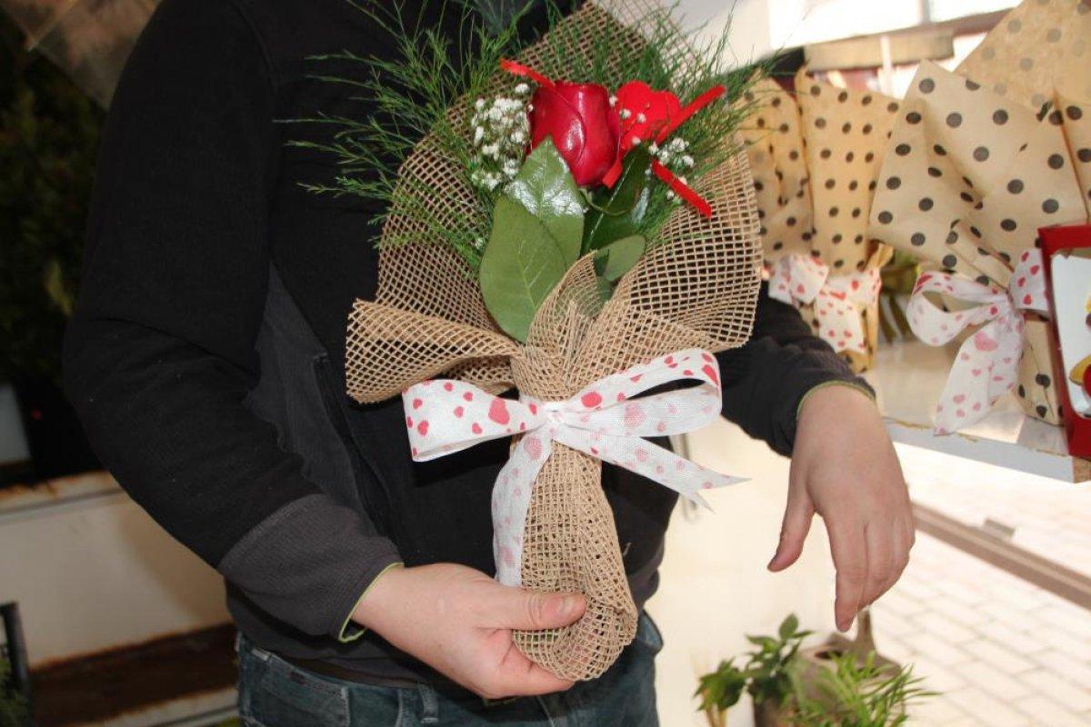 14 Şubat'ta bu yıl çiftlerin gözdesi 5 yıl solmayan gül