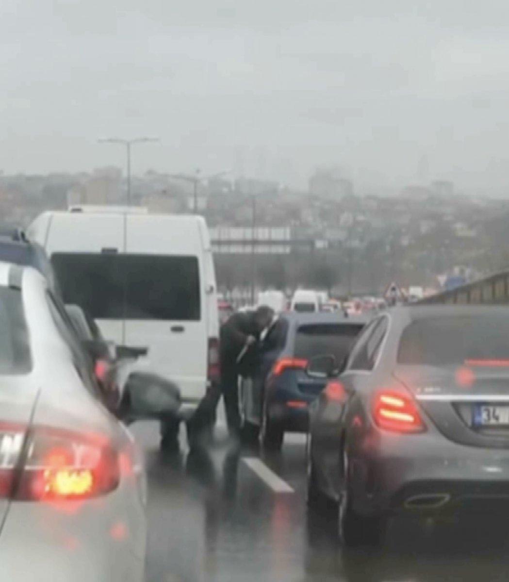 Beykoz'da trafik magandası, elinde bıçakla dehşet saçtı