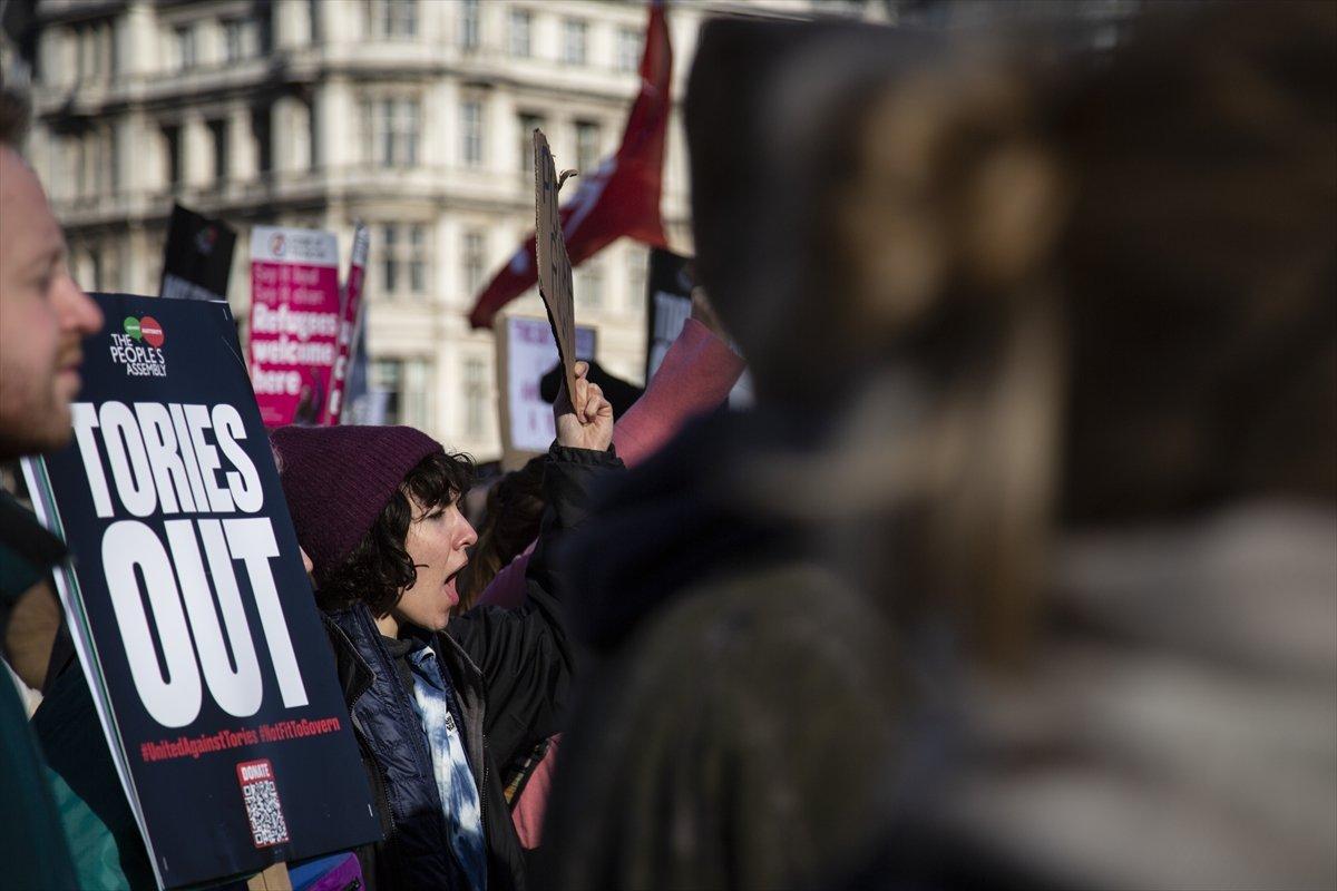 İngiltere'de enerji faturaları ve gıda fiyatlarındaki artış protesto edildi
