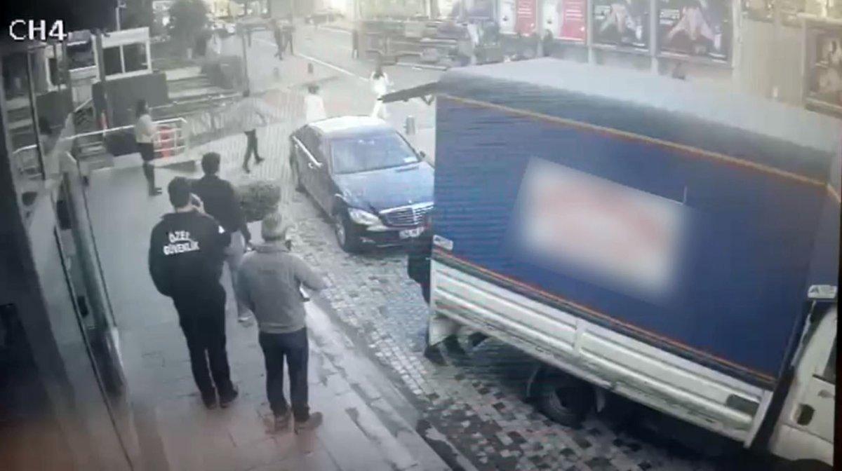 Şişli’de otomobil ile minibüs çarpıştı