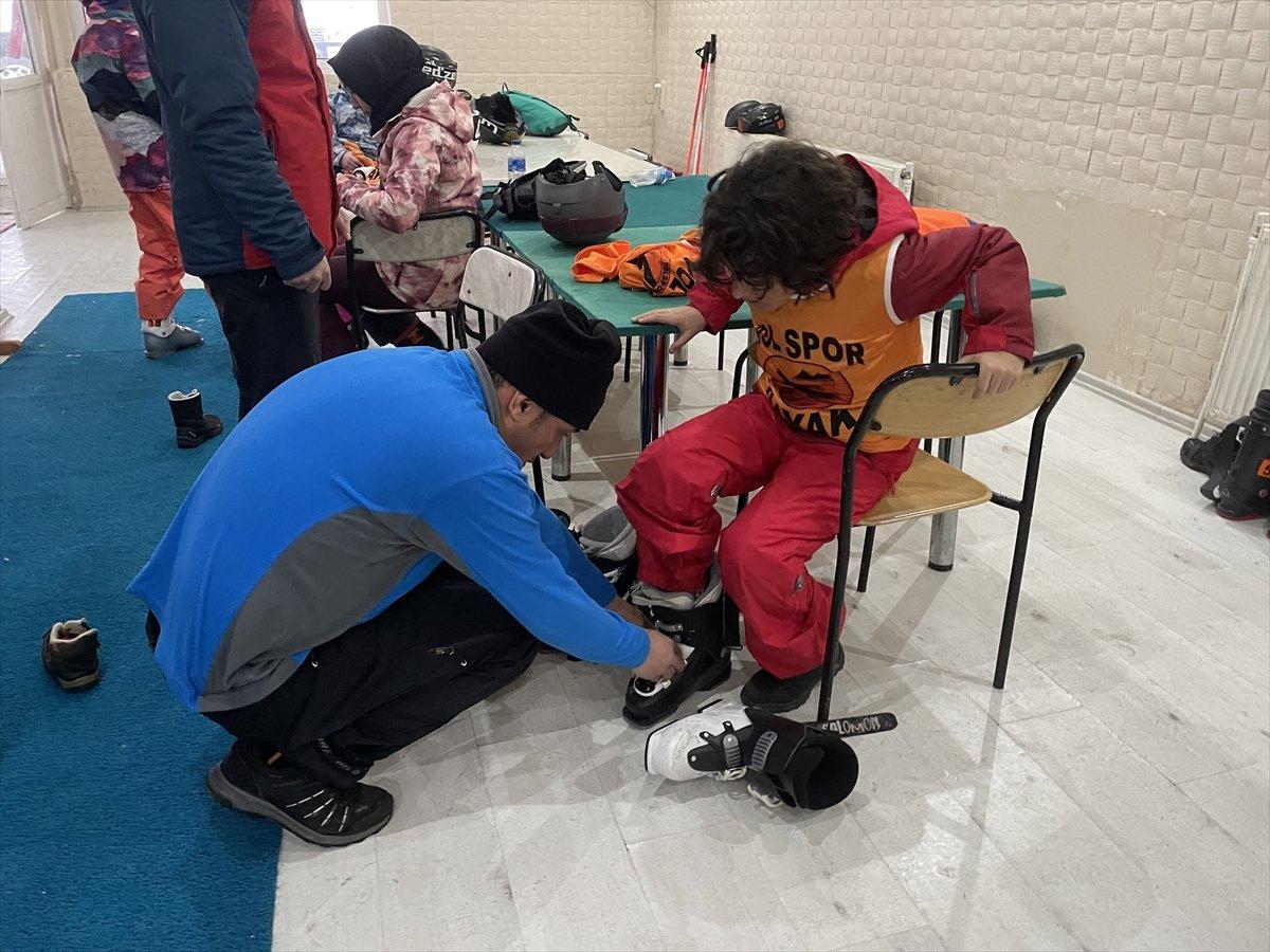 Ilgaz Dağı'nda minik kayakçıların soğuk hava ve fırtına altında eğitimi
