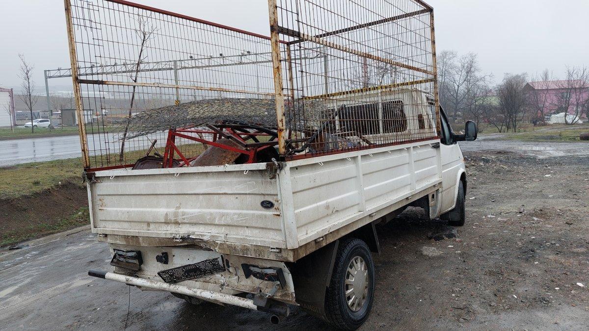 Samsun'da tır, kırmızı ışıktaki kamyonete çarptı