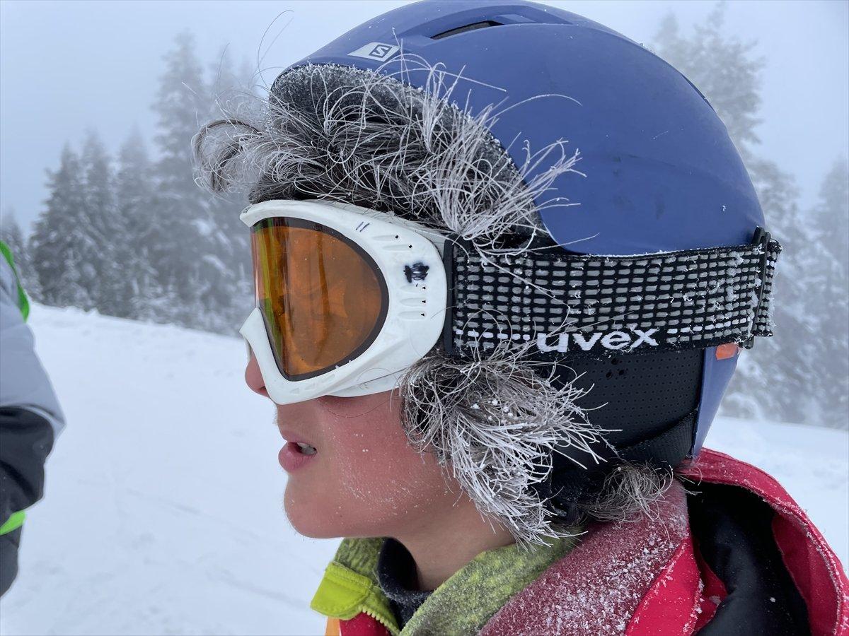 Ilgaz Dağı'nda minik kayakçıların soğuk hava ve fırtına altında eğitimi