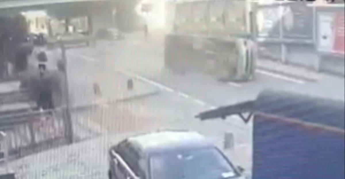 Şişli’de otomobil ile minibüs çarpıştı