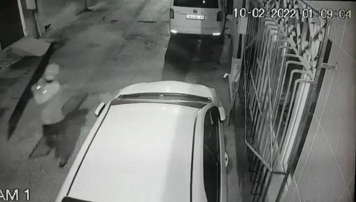 Bursa'da hırsızlara karşı taktırdığı demir kapı çalındı