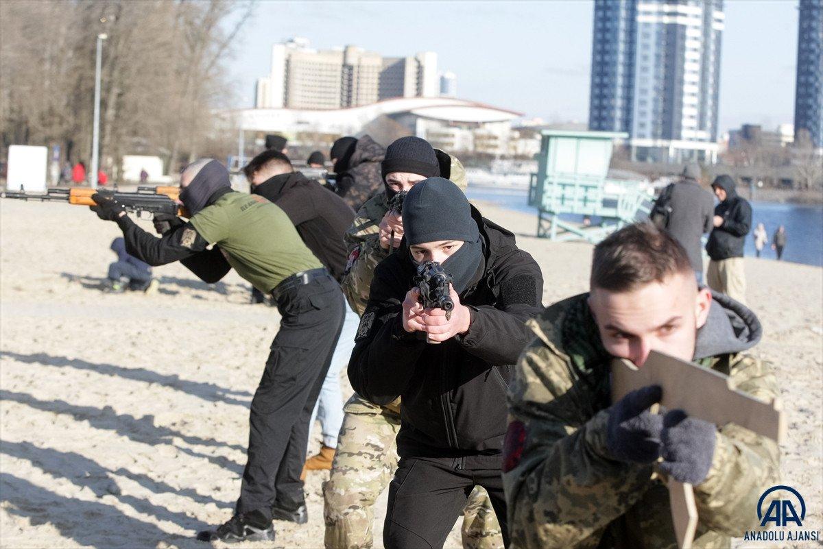 Ukrayna'da sivillere askeri eğitim