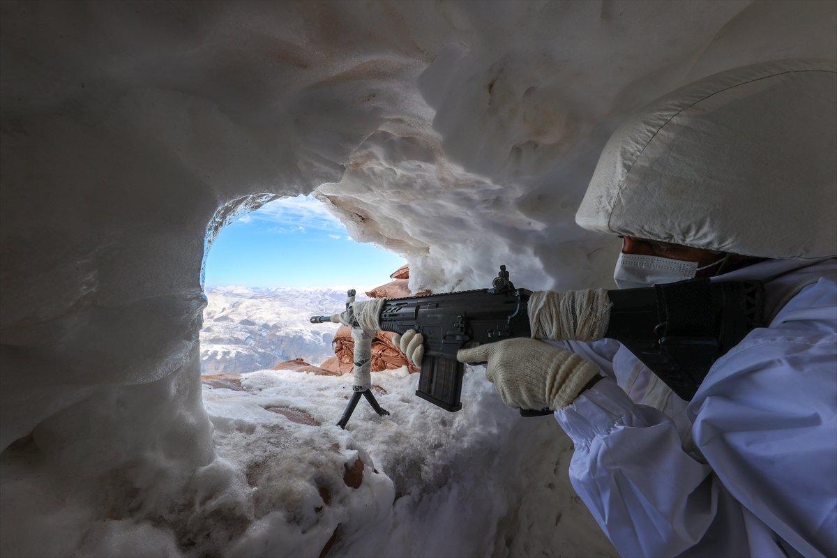 Irak sınırını koruyan Mehmetçik'ten '14 Şubat Sevgililer Günü' mesajı