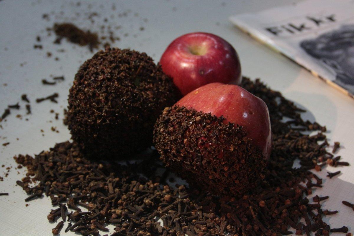 Bitlis'te aşkın sembolü olan karanfil bezeli elma yaptılar