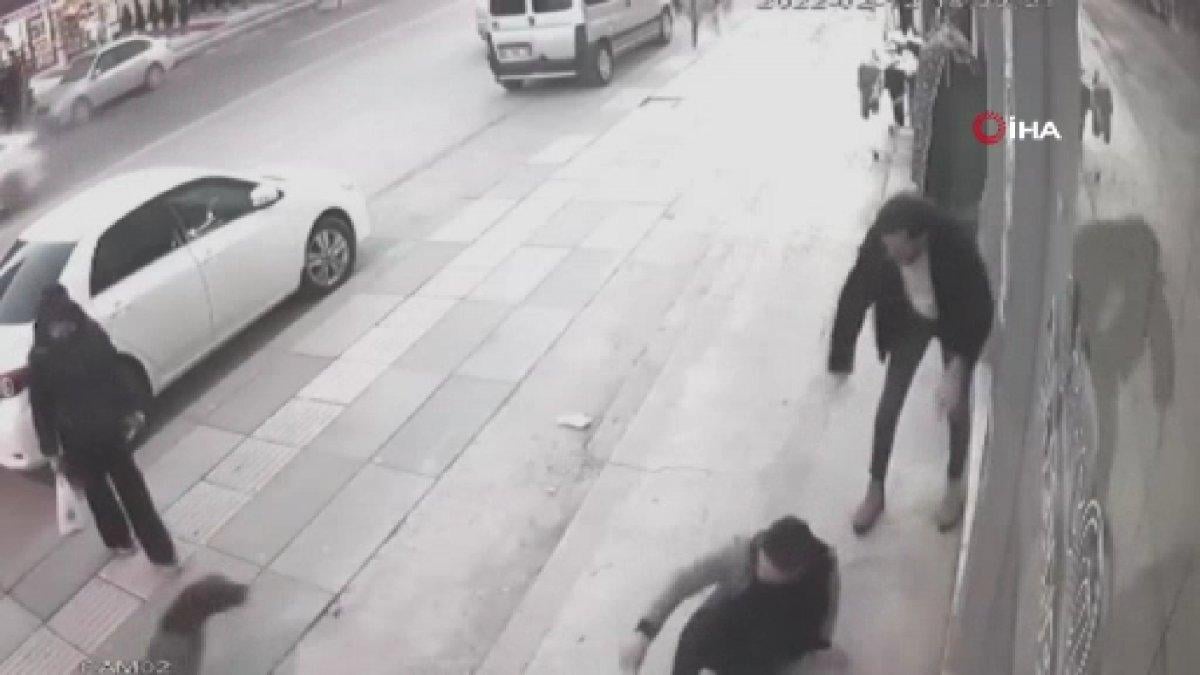 Ankara’da köpekler okul bahçesine girdi, kaldırımdaki vatandaşlara saldırdı