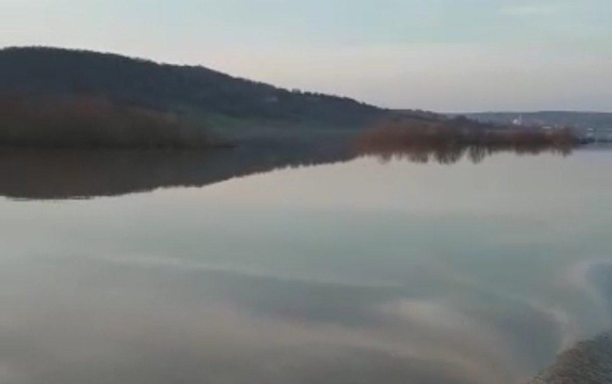 Edirne'de taşan nehir tarıma zarar verdi: Arazide kayıkla geziliyor