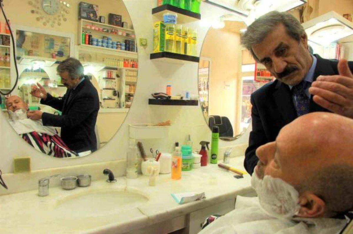 Bingöl'de, müşterilerine 35 yıl takım elbise ve kravatla hizmet verdi