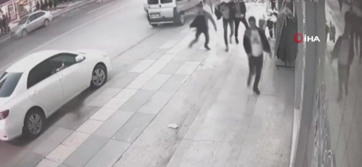 Ankara’da köpekler okul bahçesine girdi, kaldırımdaki vatandaşlara saldırdı