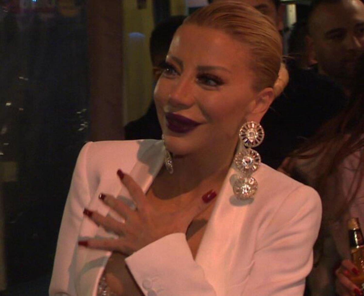 Gülşah Saraçoğlu dudağını göstermek istemedi