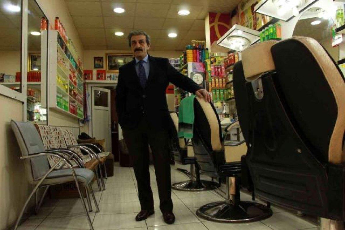 Bingöl'de, müşterilerine 35 yıl takım elbise ve kravatla hizmet verdi