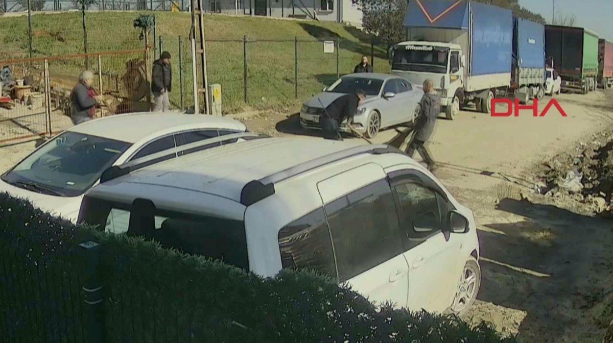 Sultangazi'de pitbull, esnafın köpeğine saldırdı