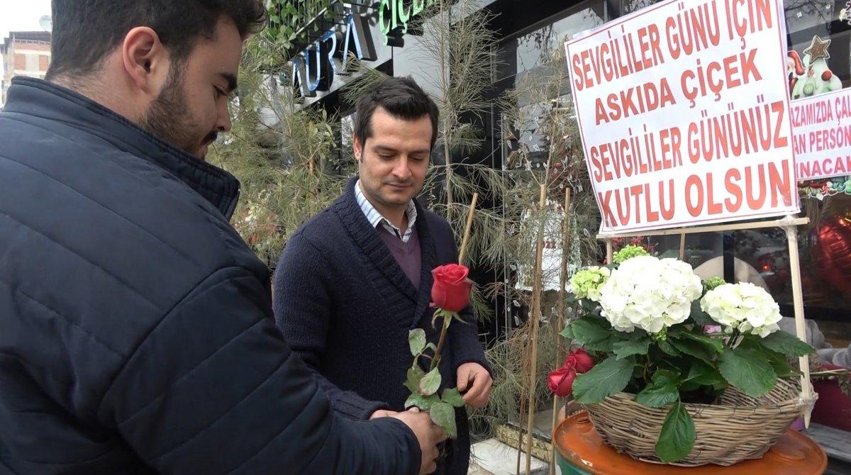 Elazığ'da çiçekçiden Sevgililer Günü için 'Askıda Çiçek' kampanyası