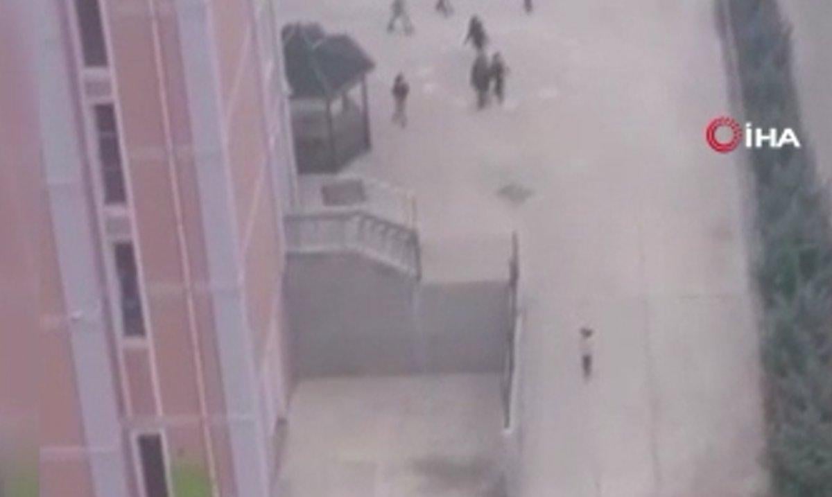 Ankara’da köpekler okul bahçesine girdi, kaldırımdaki vatandaşlara saldırdı