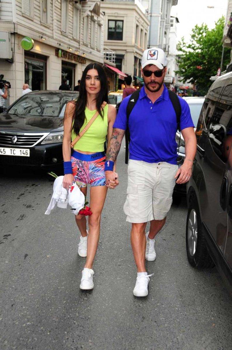 Sinan Akçıl: Bekarlığa el kaldırıyorum