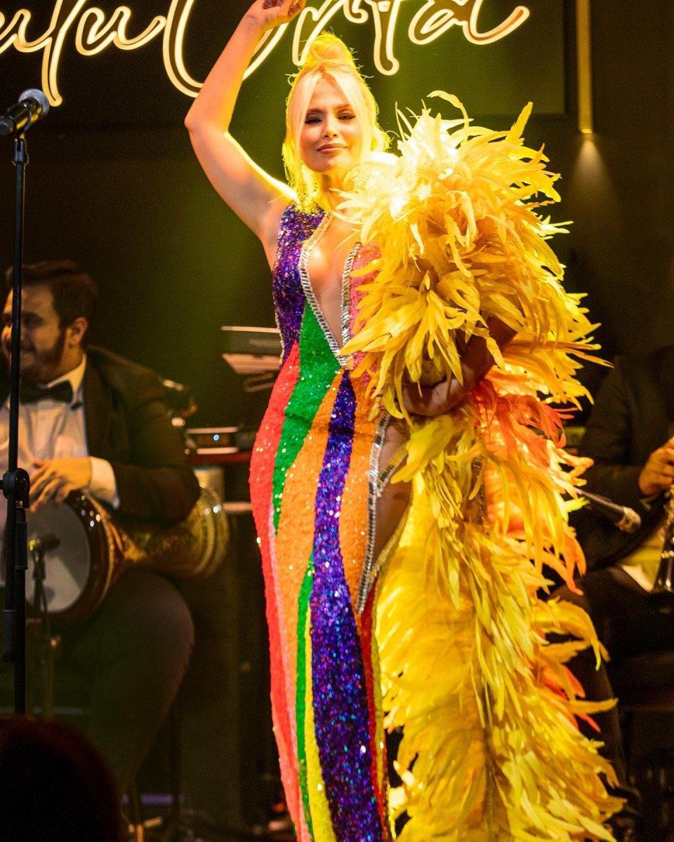 Lerzan Mutlu da dekolte modasına uydu