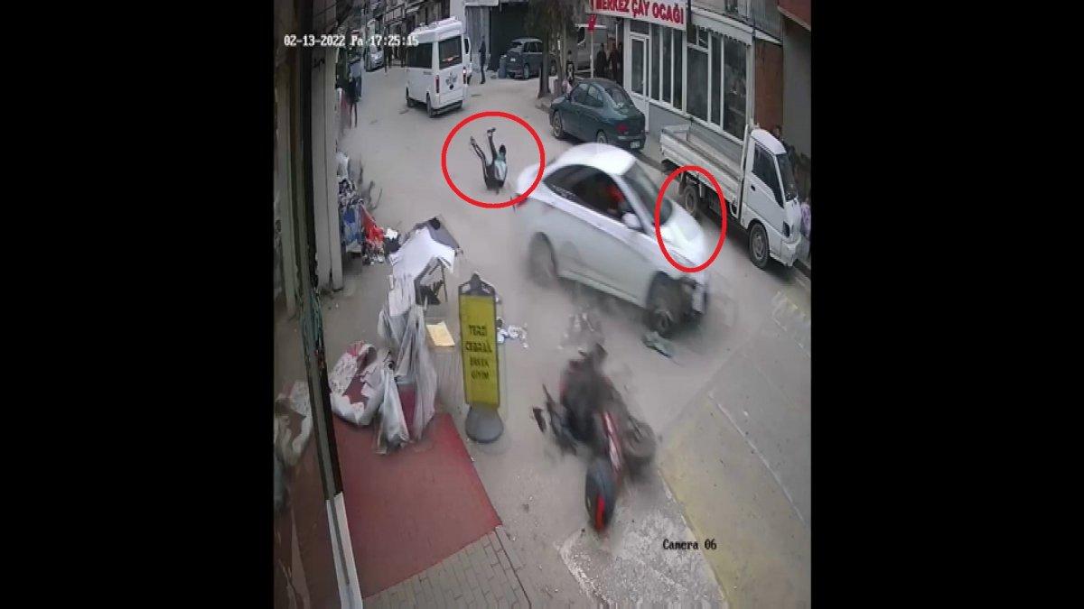 Bursa'da otomobil yayalara çarptı