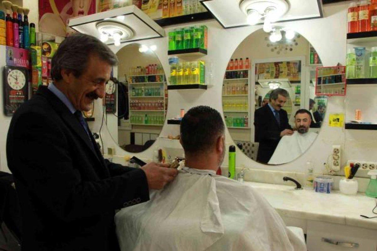 Bingöl'de, müşterilerine 35 yıl takım elbise ve kravatla hizmet verdi