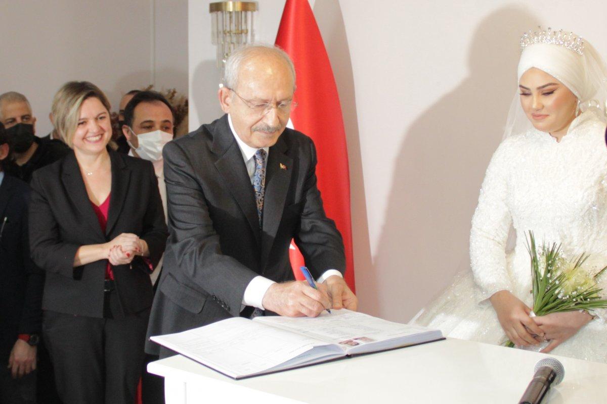 Kemal Kılıçdaroğlu, katıldığı nikahta geline bilezik taktı