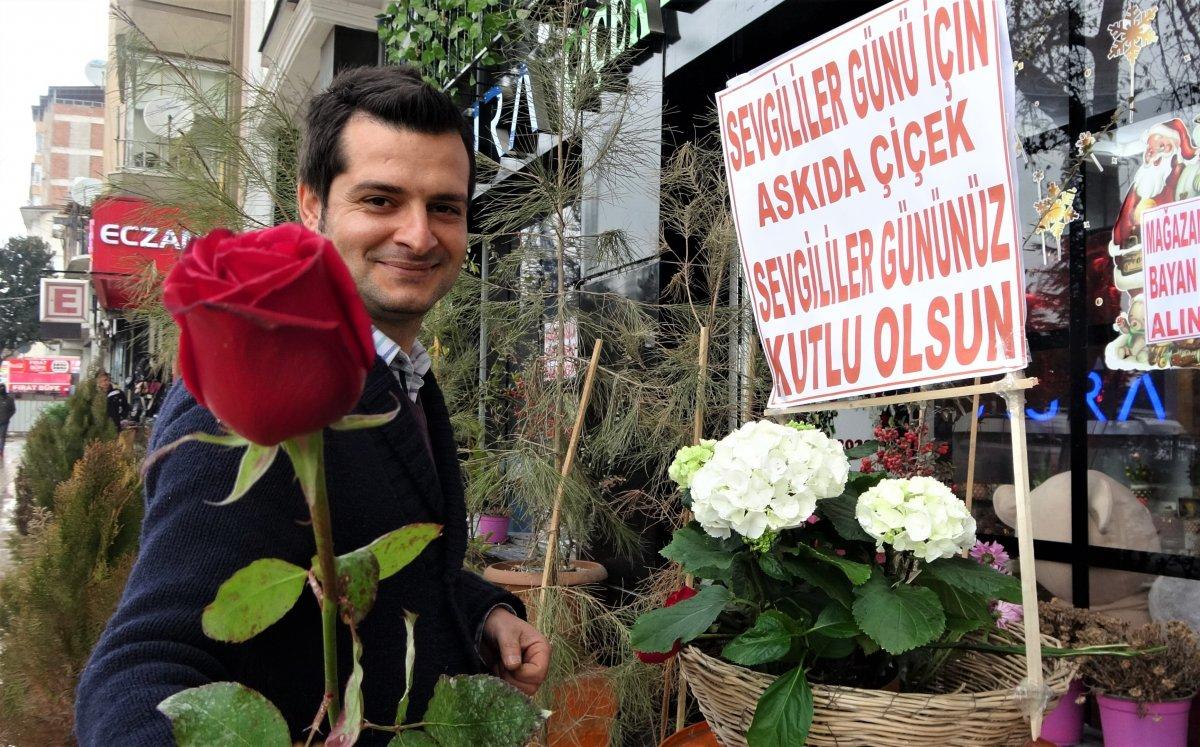 Elazığ'da çiçekçiden Sevgililer Günü için 'Askıda Çiçek' kampanyası
