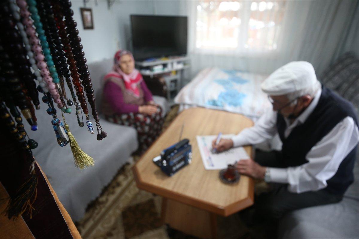 Düzce'de hastalıktan gözlerini kaybeden eşine sevgisiyle ışık oldu