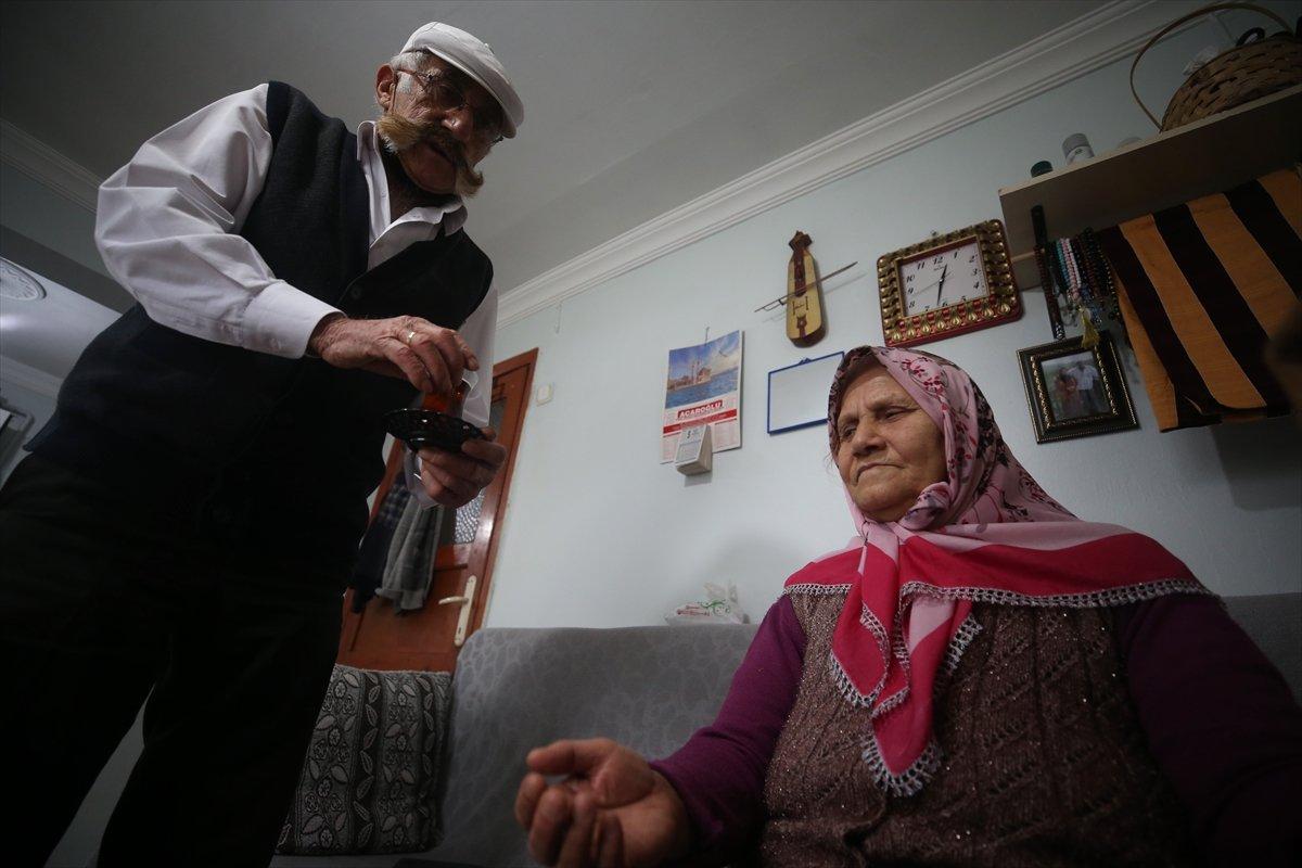 Düzce'de hastalıktan gözlerini kaybeden eşine sevgisiyle ışık oldu