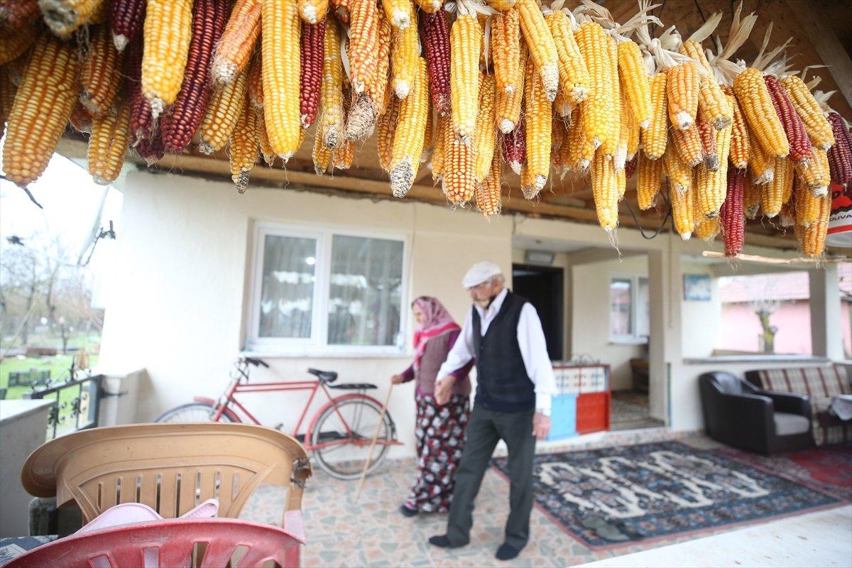 Düzce'de hastalıktan gözlerini kaybeden eşine sevgisiyle ışık oldu