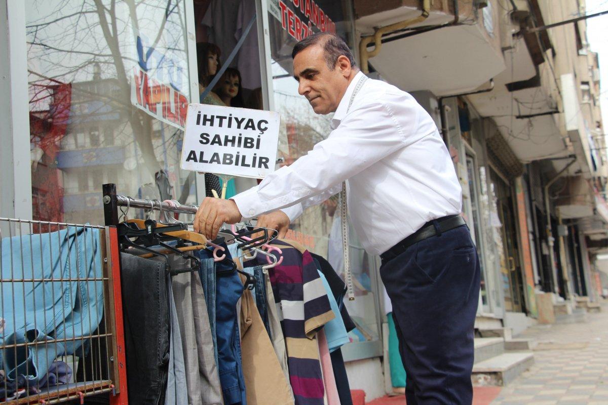 Elazığ'da bir terzi, askıda kıyafet uygulamasıyla hayır köprüsü kurdu