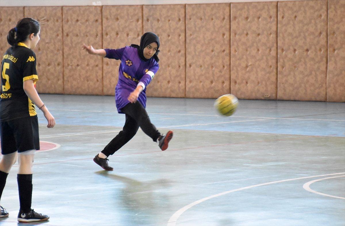 Van'ın kadın Rivaldo'su, öğretmenlik için transfer tekliflerini reddediyor