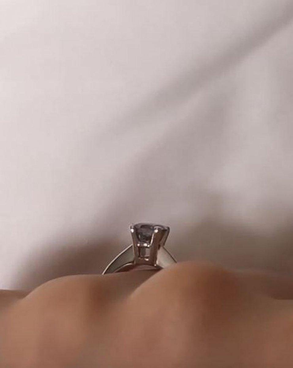 Eser Yenenler, Berfu Yenenler'e yeni tektaş aldı