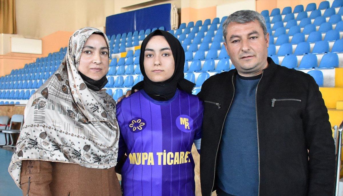 Van'ın kadın Rivaldo'su, öğretmenlik için transfer tekliflerini reddediyor