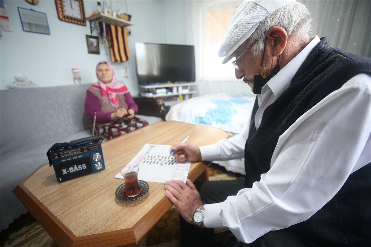 Düzce'de hastalıktan gözlerini kaybeden eşine sevgisiyle ışık oldu