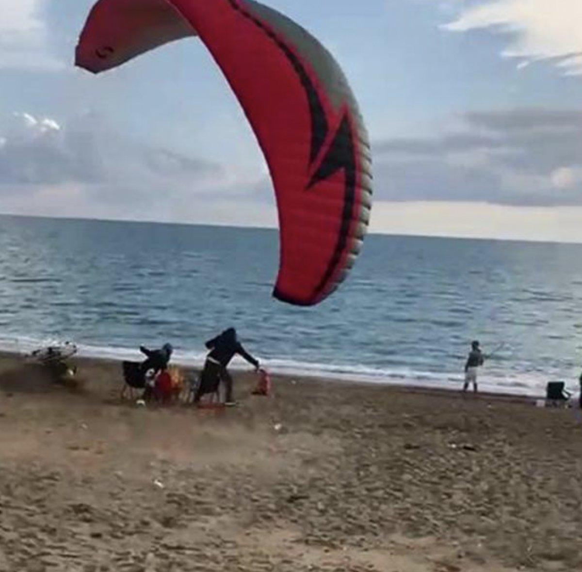 Antalya'da paramotorla sahildekilerin yanına düştü