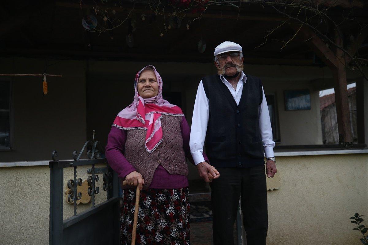 Düzce'de hastalıktan gözlerini kaybeden eşine sevgisiyle ışık oldu