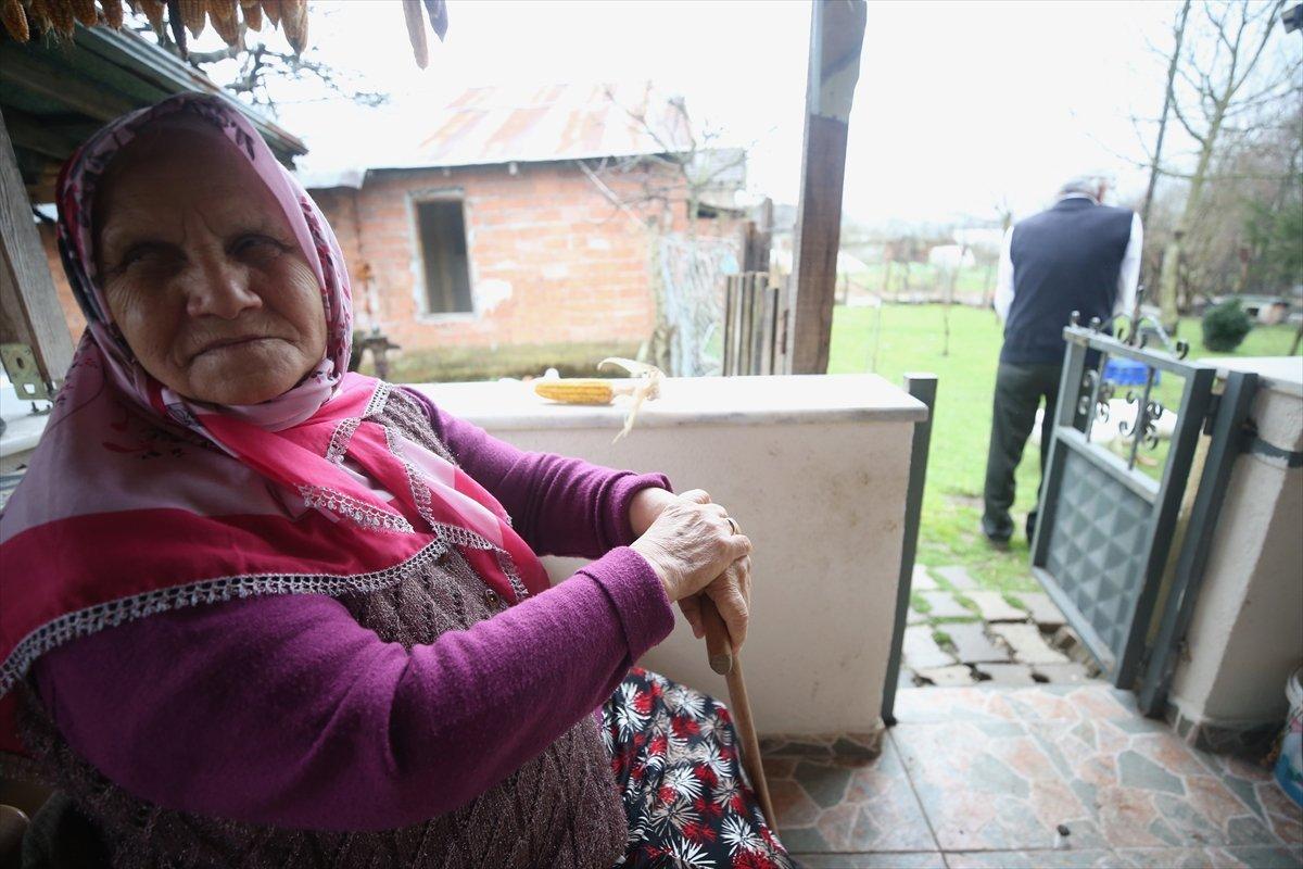 Düzce'de hastalıktan gözlerini kaybeden eşine sevgisiyle ışık oldu