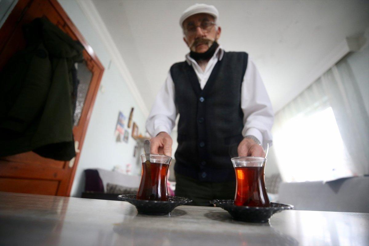 Düzce'de hastalıktan gözlerini kaybeden eşine sevgisiyle ışık oldu